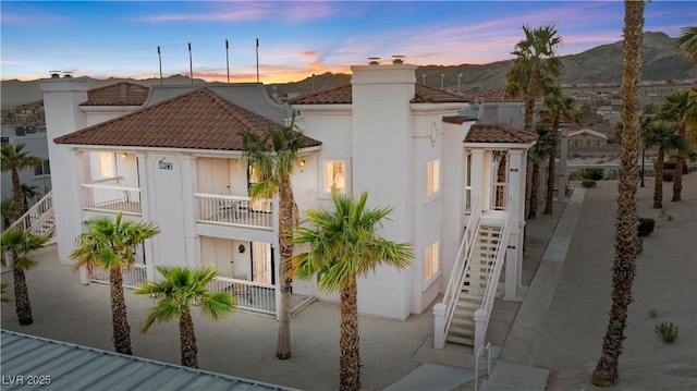 view of front of property featuring a mountain view