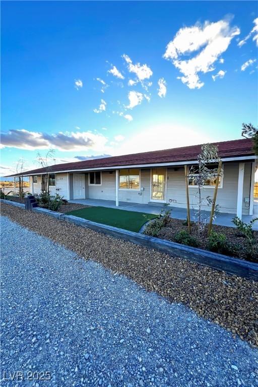 single story home featuring a front yard