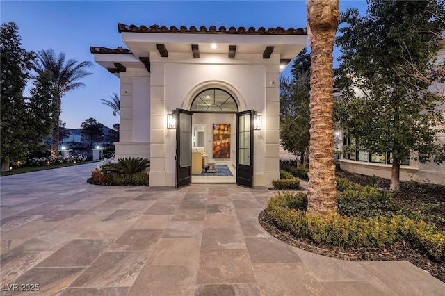 entrance to property with stucco siding