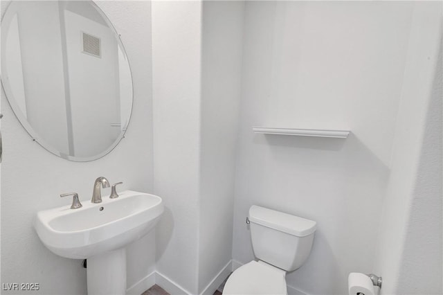 bathroom featuring toilet and sink