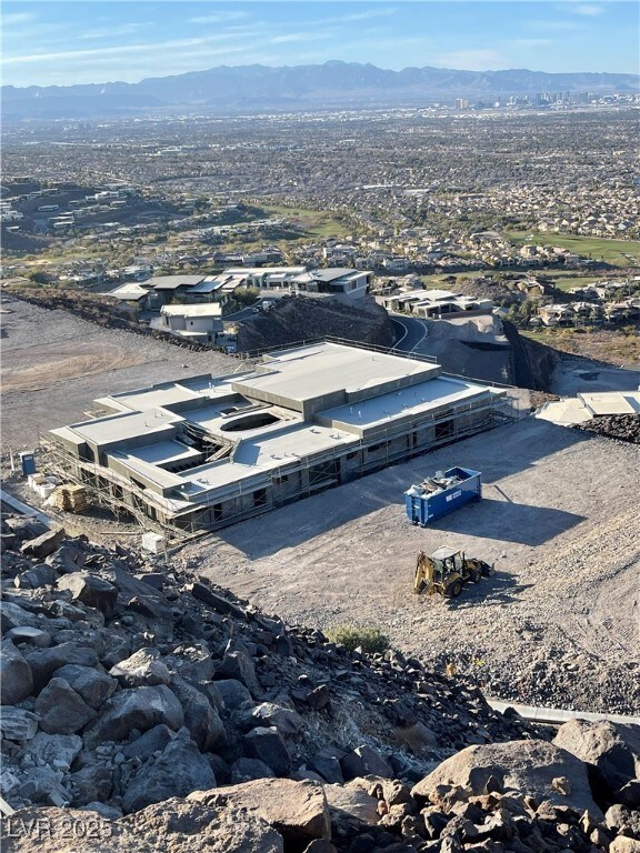 bird's eye view with a mountain view