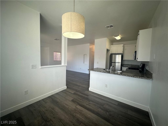 4730 E Craig Rd Unit 1172, Las Vegas, NV 89115 - kitchen with stainless steel appliances, baseboards, dark wood-style flooring, a peninsula, and a sink