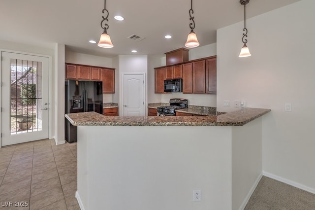 kitchen with decorative light fixtures, kitchen peninsula, and black appliances