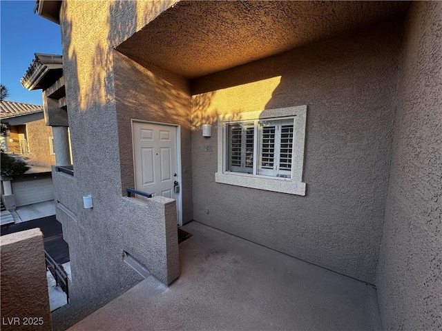 property entrance featuring stucco siding