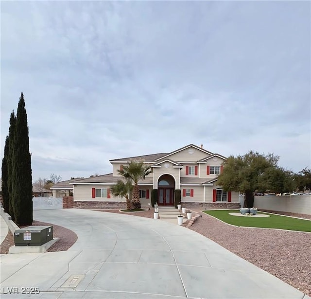 view of front facade with curved driveway