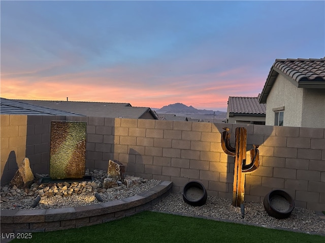 view of yard at dusk