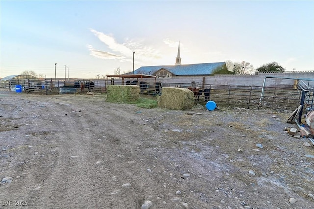 view of yard featuring an outdoor structure