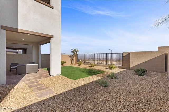 view of yard featuring an outdoor hangout area and a patio