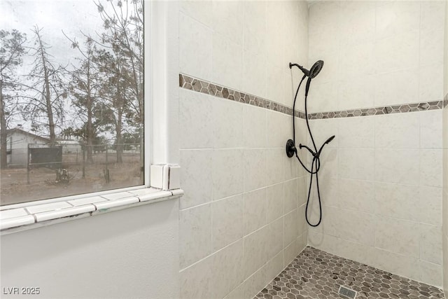 bathroom featuring a tile shower