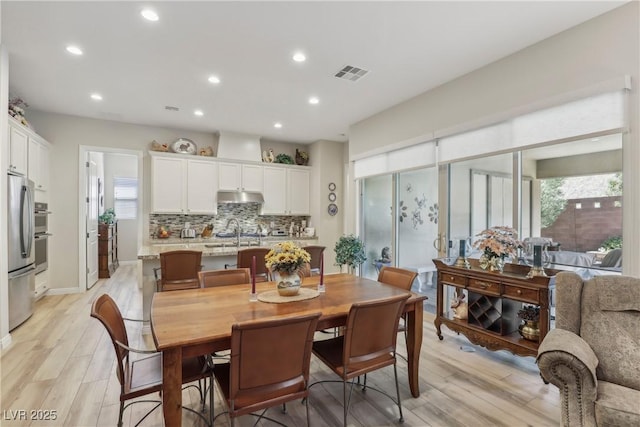 dining space featuring visible vents, recessed lighting, light wood-type flooring, and baseboards