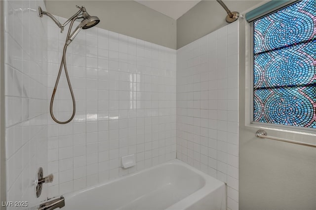 bathroom featuring tiled shower / bath combo