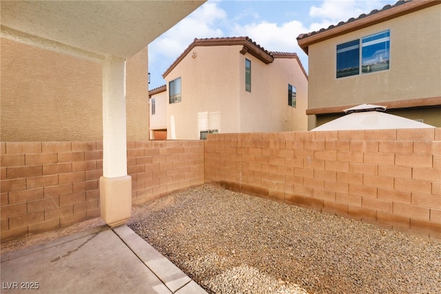 view of yard featuring a patio area