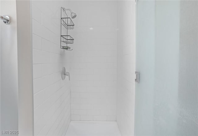 bathroom featuring a tile shower