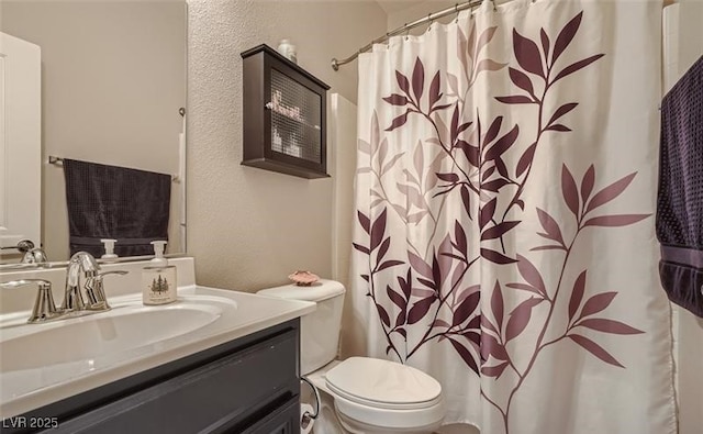 full bathroom with a shower with shower curtain, vanity, and toilet