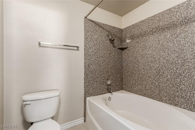 bathroom with tiled shower / bath and toilet