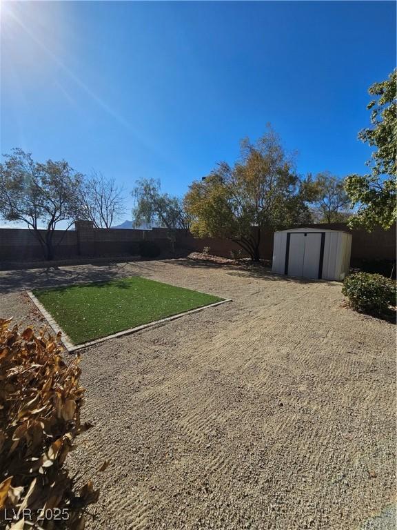 view of yard featuring a storage unit