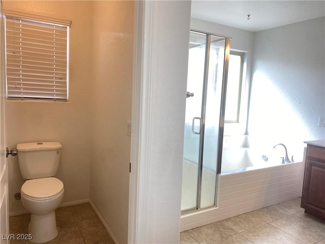 full bathroom with plenty of natural light, toilet, independent shower and bath, and vanity