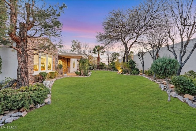 view of yard at dusk