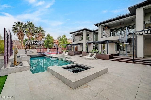 view of swimming pool with an in ground hot tub, ceiling fan, a pergola, and a patio