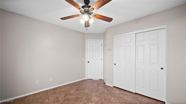 unfurnished bedroom featuring ceiling fan and a closet