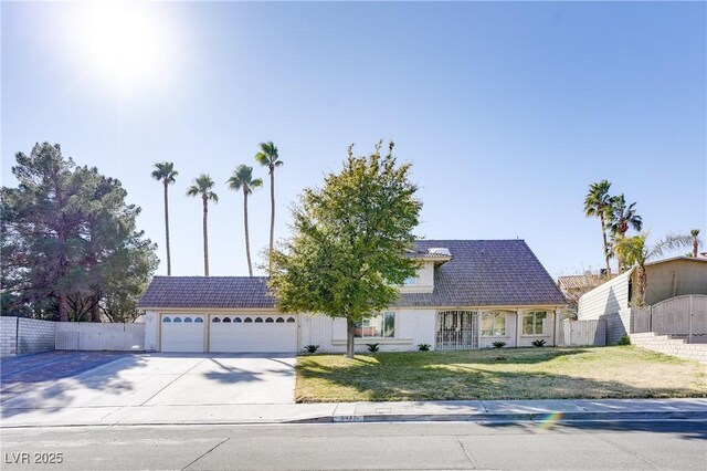 view of front facade featuring a garage and a front yard