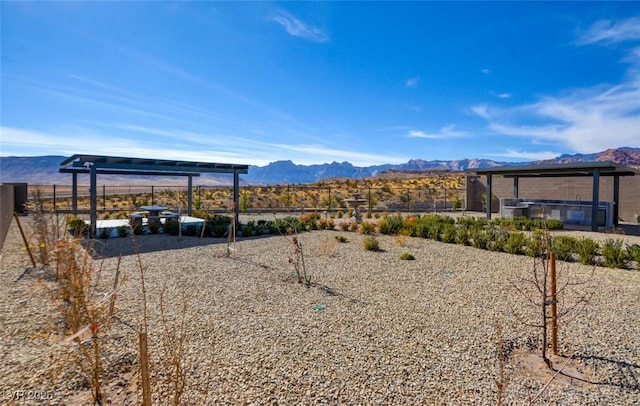 view of yard featuring a mountain view