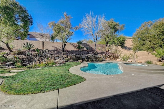 view of swimming pool with an in ground hot tub and a yard