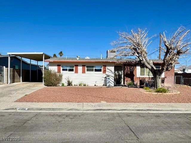 view of front facade featuring a carport