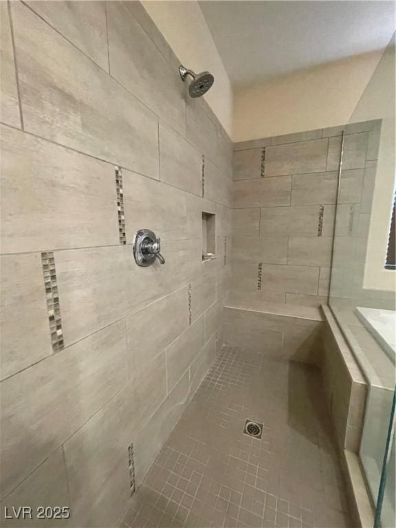 bathroom featuring tiled shower