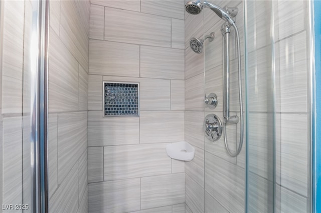 bathroom featuring a tile shower