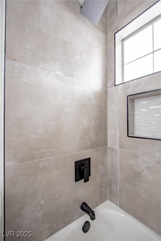 bathroom featuring tiled shower / bath combo