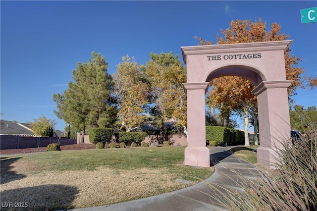 view of property's community featuring a lawn