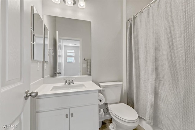 bathroom featuring a shower with curtain, vanity, and toilet