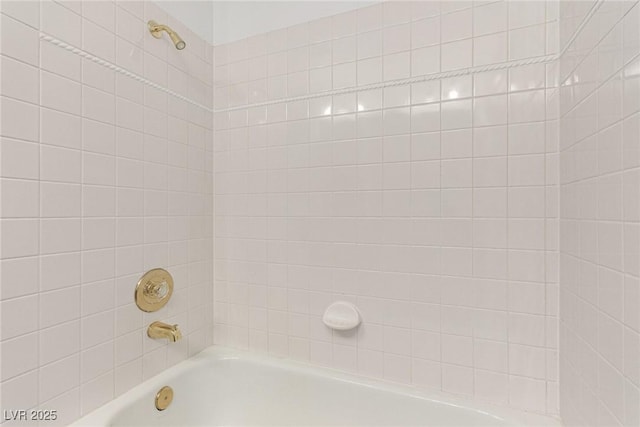 bathroom with tiled shower / bath combo