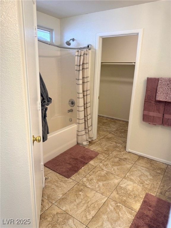 bathroom featuring shower / tub combo