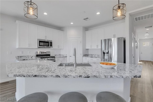 kitchen featuring sink, stainless steel appliances, and a spacious island