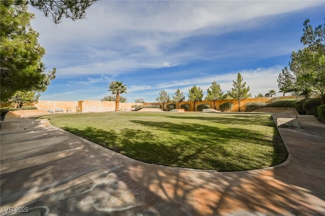 view of property's community featuring a lawn