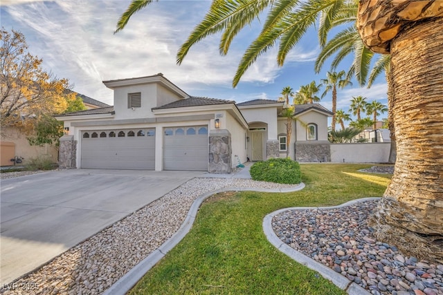 view of front of property featuring a front lawn