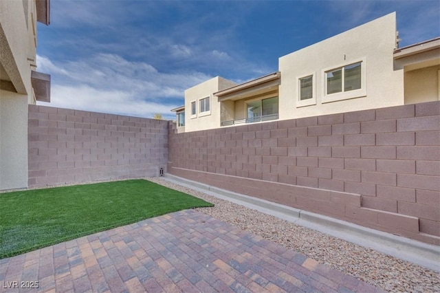 view of yard featuring a patio area