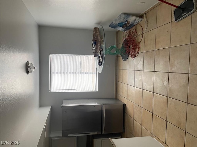 bathroom featuring tile walls