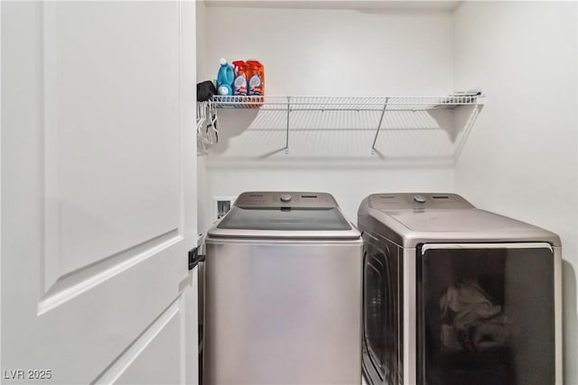 washroom featuring washing machine and clothes dryer