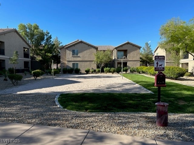 view of front of home featuring a front yard