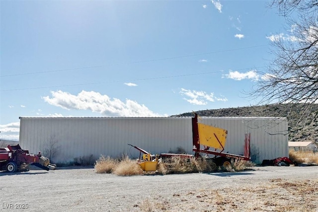 view of yard featuring an outdoor structure