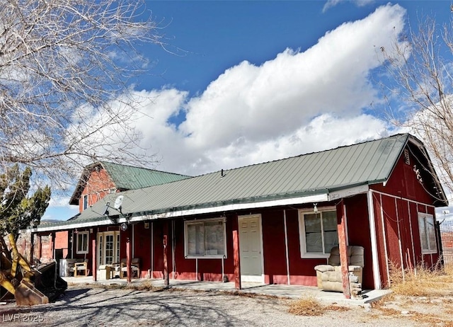 view of front facade featuring an outdoor structure