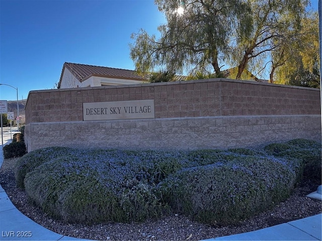 view of community / neighborhood sign