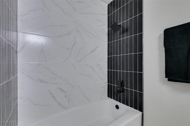 bathroom with tiled shower / bath combo