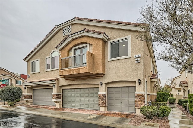 view of front of house featuring a garage