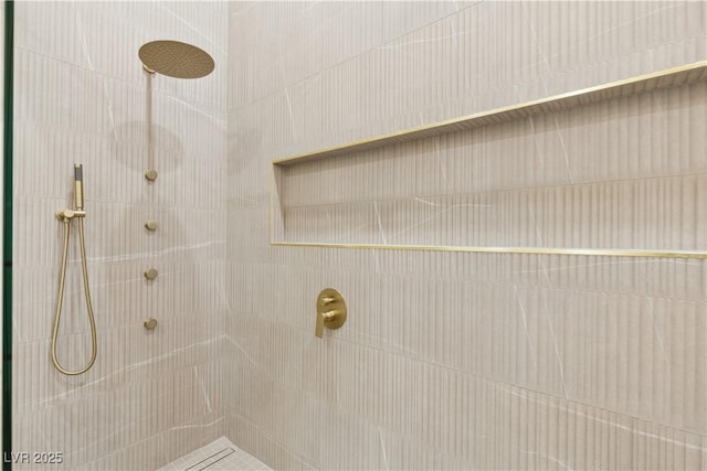 bathroom featuring tiled shower