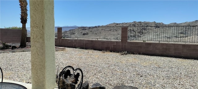 view of yard featuring a mountain view