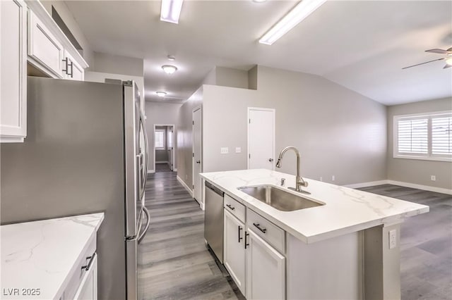 kitchen with sink, white cabinetry, stainless steel appliances, a center island with sink, and vaulted ceiling